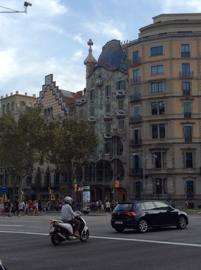グラシア通りを歩いて、カサ・パトリョを眺めます。こちらは外だけです。<br /><br />カサ・パトリョ 1904年着工/1906年竣工