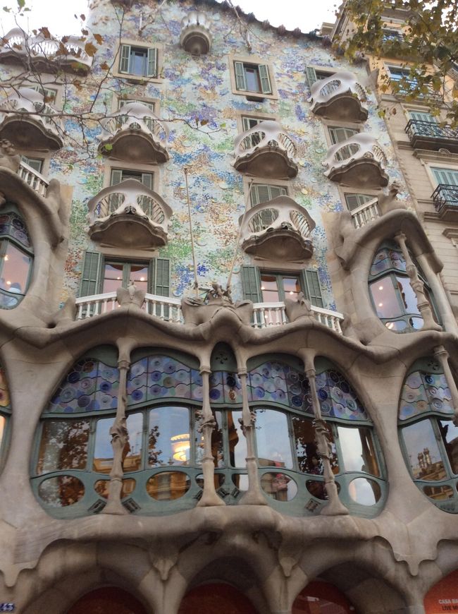 壁のタイルとバルコニーの対比が見事です。どこから、こういう発想が出てくるのか。。夜のライトアップは見ませんでしたが、綺麗でしょうね。