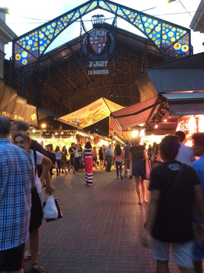 メトロで、パセジ・ダ・グラシア駅からリセウ駅へ。<br />ゴシック地区に戻ってきました。<br /><br />下車して、サン・ジョセップ市場を見学します。<br /><br />マドリッドのミゲル市場は、観光客向けのバルが入っていましたが、こちらは、地元の方の台所という感じでした。20時で店じまいの所が多いです。