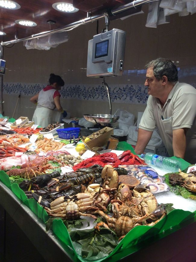 魚屋さんのおじさん、目が真剣。豊富な食材。見ていて、楽しいですね。