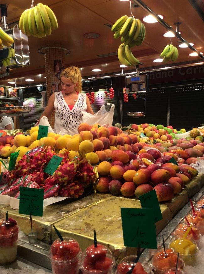 果物屋さん。ここでは、ジュースを売っています。1.5ユーロくらいで、美味しいです。お姉さん、美人。