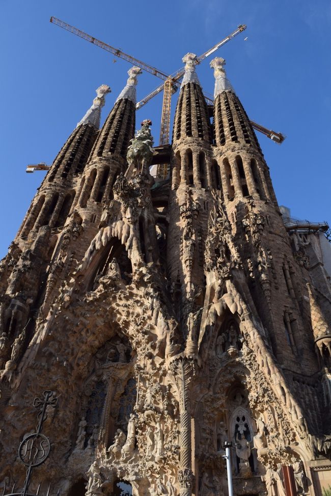 バルセロナ二日目です。<br /><br />DEL MARホテルからメトロに乗り、サクラダファミリア駅下車。<br />サクラダファミリアの入場券は、事前にネット予約しました。正解でした。<br />当日券はすごい行列です。<br /><br />