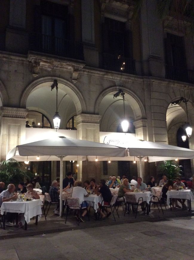 夕食はレイアール広場のラス・キンザ・ニッツ<br /><br />Les　Quinze Nits<br />Pl Reial 6,08002 Barcelona<br /><br />イカ墨のパエリアとグリンサラダを食べます。飲み物はサングリア。二人で25ユーロ。