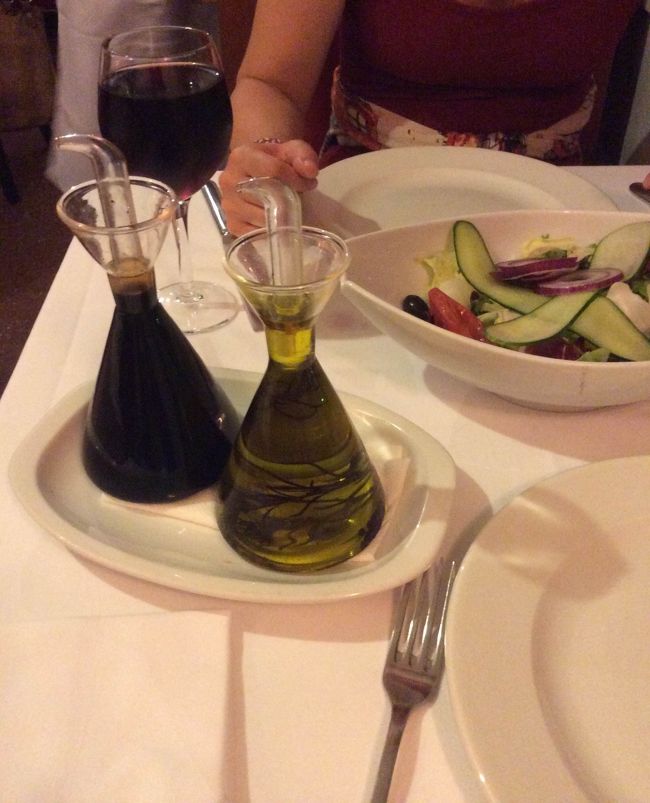 グリーンサラダ、きゅうりの刻み方が見事。