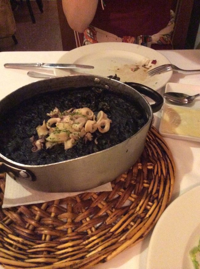 イカ墨のパエリア。初めて食べました。二人分にしては、ちょっと量が多かったですが、味は本当に良かったです。