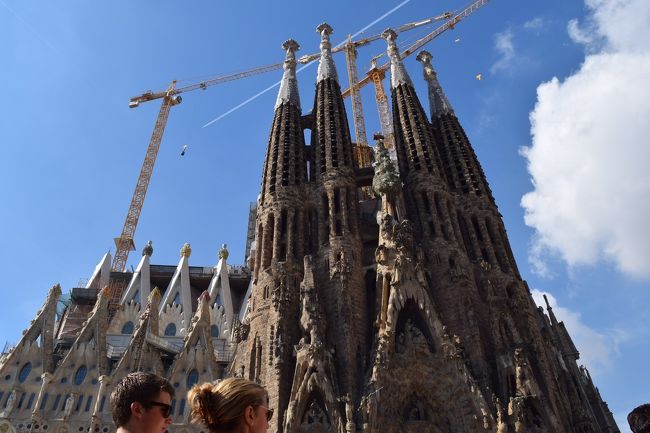 9時入場。9時45分に、生誕の塔に登ります。<br /><br />2026年完成にむけて、今も作り続けています。<br />着工開始が、1882年。130年以上も作り続けているのですね。<br /><br />暑い時期です。8時30分には、すでに工事をしていました。お昼には休憩するんでしょうか。