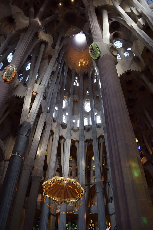 9時になりました。内部に入ります。<br /><br />本当に驚きました。こんなふうになっているんですね。<br />逆さ吊り実験の結果が、こんなに巨大な空間を、しかも石で作り出したんですね。<br /><br />パイプオルガンの音色が響いていて、本当に胸が震えました。