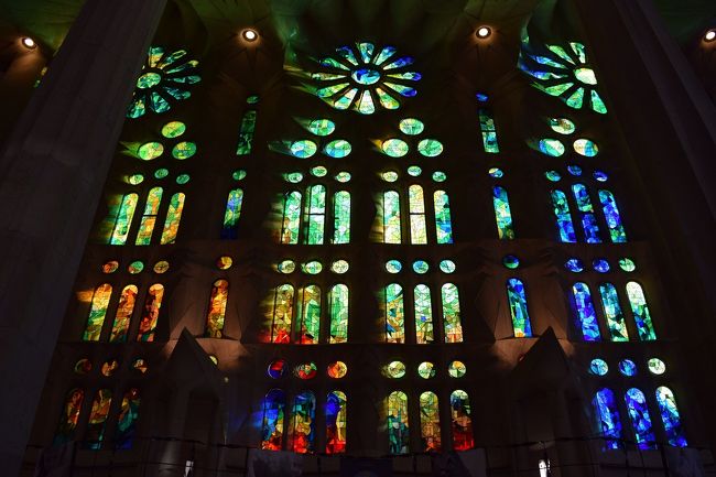 内部のステンドグラスです。色鮮やかに室内を暖かく包んでいました。