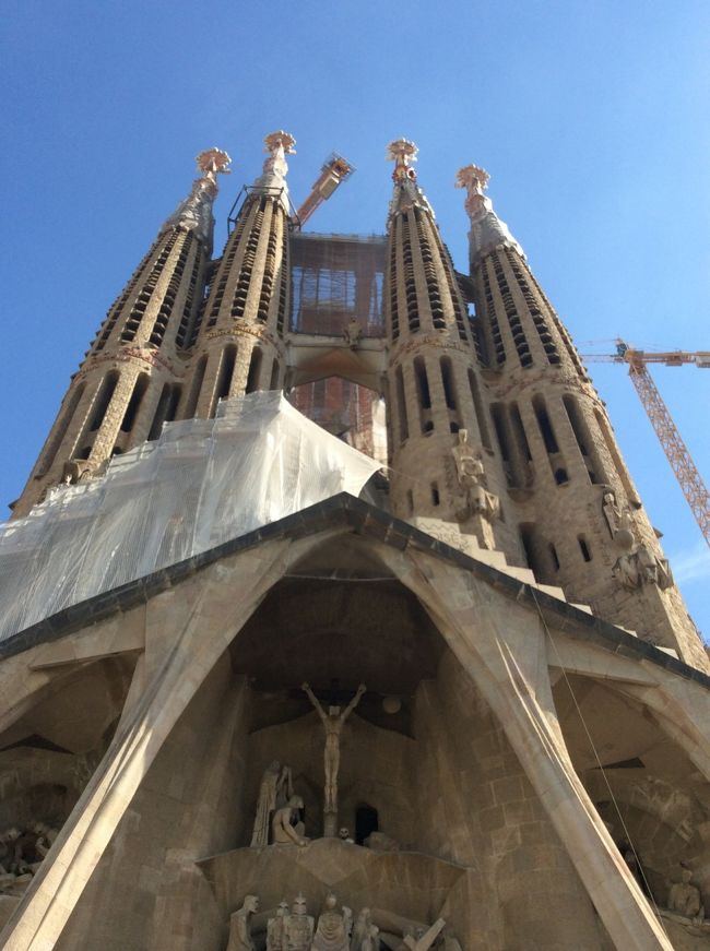 こちらは、受難の塔。コンクリートで作られています。クレーン車で、いろいろと高い所に運んでいます。作業の人が壁面にぶら下がって、工事をしていました。<br /><br />2026年には完成予定だそうです。<br />塔自身が楽器になるというのは、どういうものでしょうか。<br />是非また訪れたいです。<br /><br />〜*〜*〜*〜*〜*