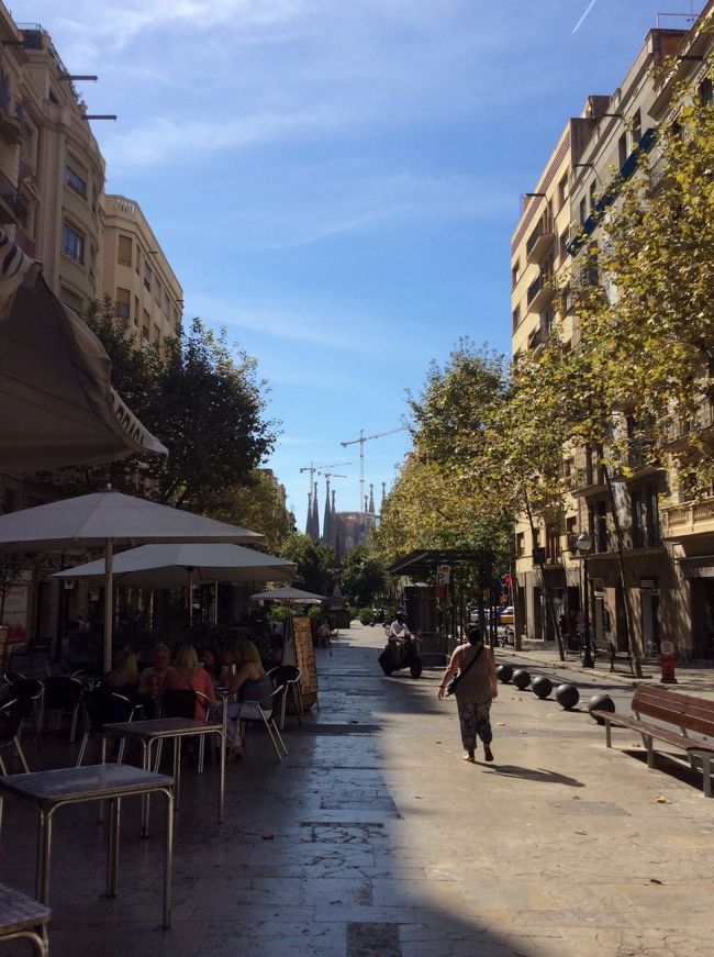 サクラダファミリアを背に、サンパウ病院に歩いていきます。