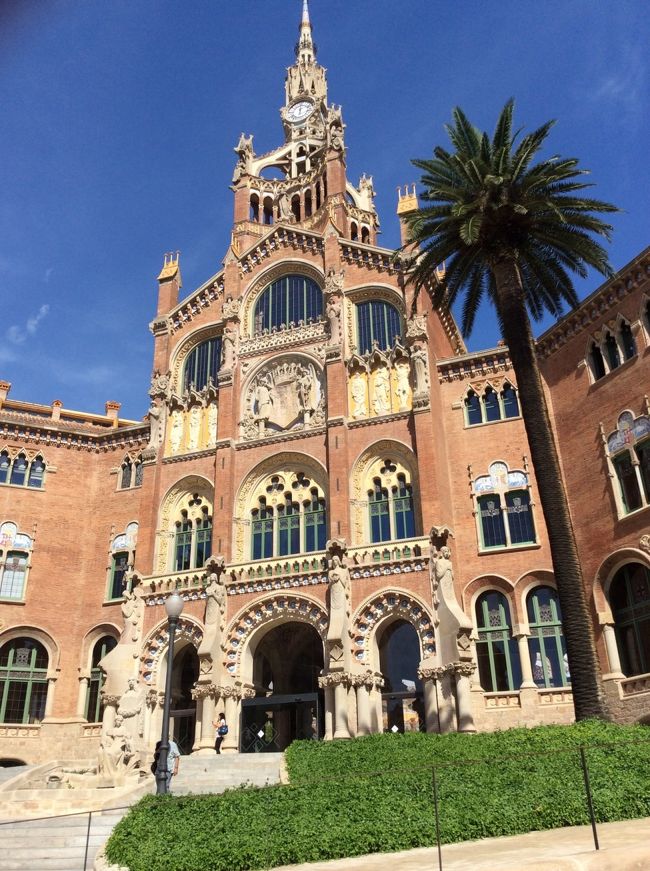 サンパウ病院は、19世紀末、ガウディ以上の名声を誇ったモンタネールの作品です。中には入りませんでしたが、窓にはステンドグラスがあり、さぞかし雰囲気があるんだろう、と思いました。