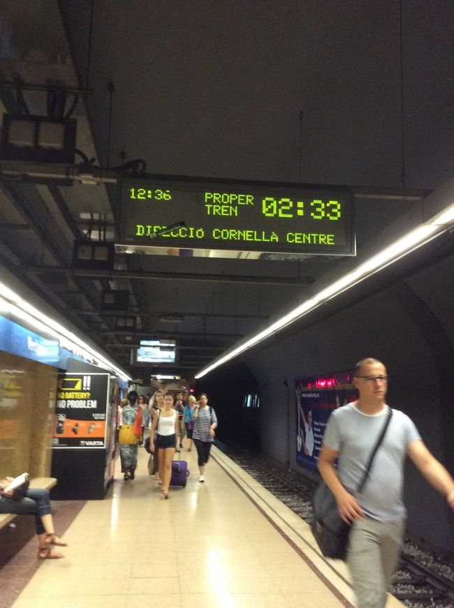 メトロでサンパウ・ドス・デマッチ駅からウルキナオナ駅へ。<br /><br />メトロのホームは、とにかく暑い。日本のように、クーラなんてはいっていません。<br />降りて、カタリューニャ音楽堂を見学します。