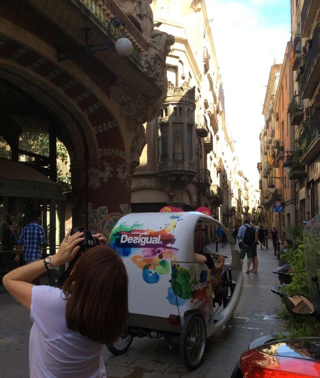 カタリューニャ音楽堂には、足こぎ自転車で観光しているグループがいました。Resigual(デシグアル)のCMが可愛くて、パシャリ。<br />