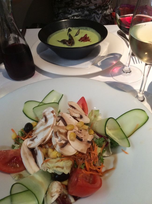 平日のランチメニュー。前菜とメイン、デザート、ドリンクで一人11ユーロくらい。<br /><br />前菜が、枝豆のスープ、グリーンサラダ<br />赤ワイン、白ワイン<br />