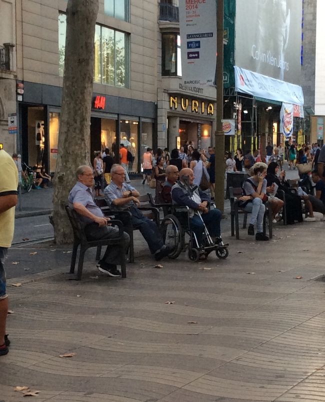 モンジェイックから下り、再びランブラス通りを散策。夕方になると、老人が出てきます。それにしても、通りに椅子が多いこと。せかせかしていないんですね〜。