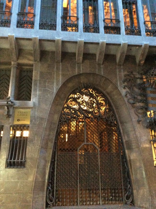 最後に、ガウディの初期の作品の一つ、グエル邸を見ました。外からです。<br /><br />グエル邸 1886年着工/1890年竣工<br />