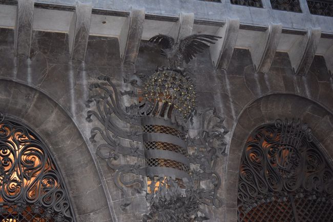 壁と窓の細工が見事です。