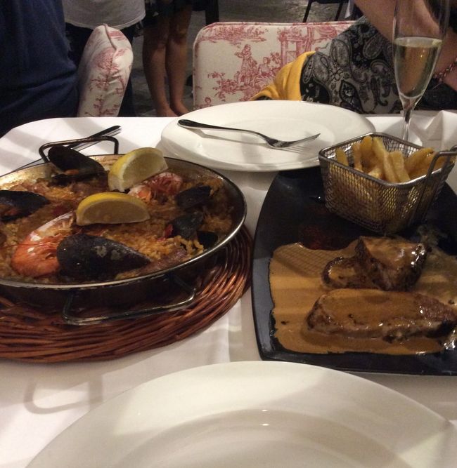 最後の晩餐です。<br />昨夜と同じ、レイアール広場のラス・キンザ・ニッツ。<br /><br />今夜は広場を眺めながら外で食べました。<br />ミックスパエリアと、イベリコ豚のソテー。そして、CAVAのボトル。<br />二人で49.59ユーロ。美味しい夕飯でした。<br /><br />〜*〜*〜*〜*〜*〜*