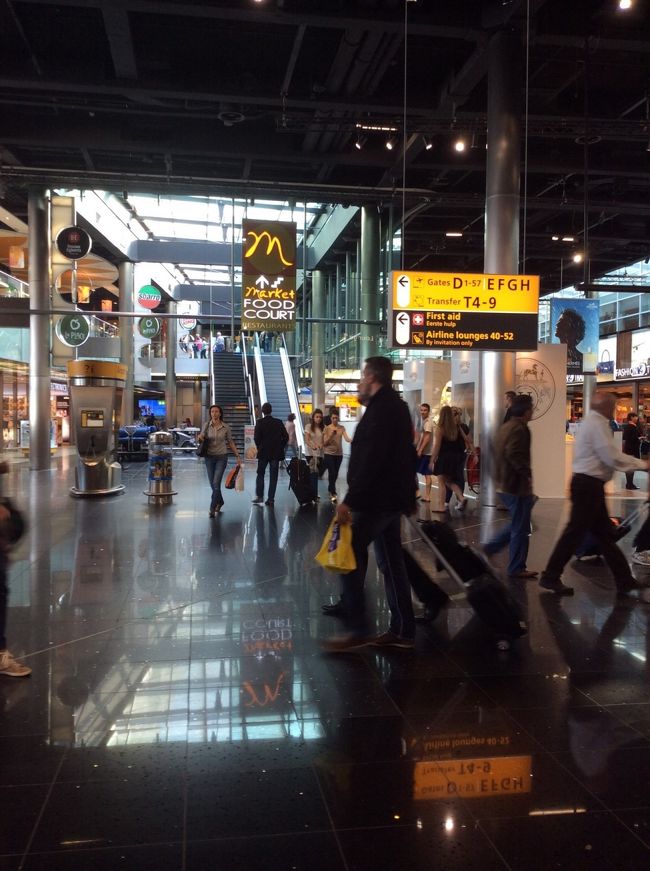 アムステルダムのスキポール空港。ハブ空港でとても広い。EUで乗り継ぐ場合は免税品を含み100ml以上の機内持ち込みが出来ないので、注意が必要です。