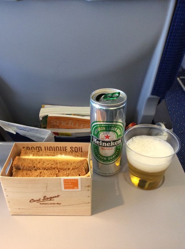 スキポール空港で乗り継いだスペイン行きのKLM航空の機内食。サンドイッチと飲み物。