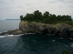 目の前に七ツ釜。
国の天然記念物に指定されている波の浸食によってできた海食洞。