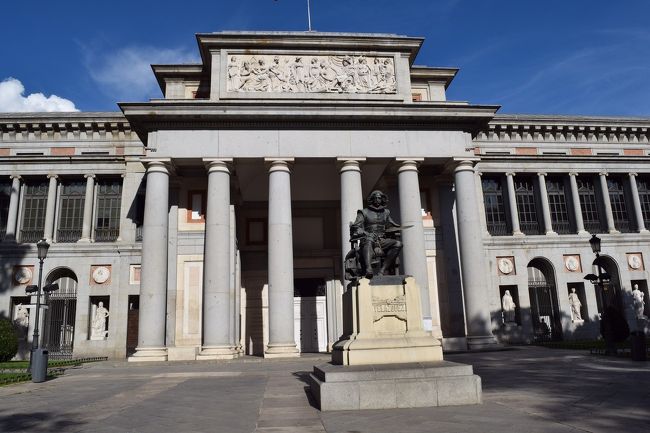 プラド美術館。18:00から無料です。事前に調べて1時間コースで回りました。ゴヤ(裸のマハ、着衣のマハ、マドリッド市民の処刑)、ベラスケス(ラス・メニーナス)、エルグレコ(羊飼いたちの礼拝)、ムリリョ(無原罪のお宿り)、フラ・アンジェリコ(受胎告知)、ルーベンス(三美神)