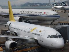 乗継の香港空港でのロイヤルブルネイ航空機。
関西空港発、香港乗継ブルネイ行き。キャセイパシフィックのHPで予約。
ブルネイに行ったら、豚肉は食べられないと思い、空港のフードコートでビールと中華の豚肉料理。美味しかった！
ロイヤルブルネイ航空ではアルコールは提供されません。
それは予想していましたが、女性CAの美のレベルが高いことにビックリ！
