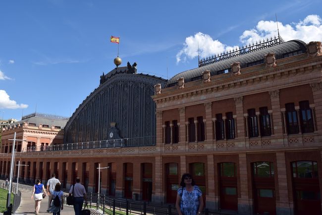 アトーチャ駅。近郊線のアトーチャ・セルカニアス駅と中長距離のプエルタ・デ・アトーチャ駅が隣接しています。高速列車AVEに乗ります。
