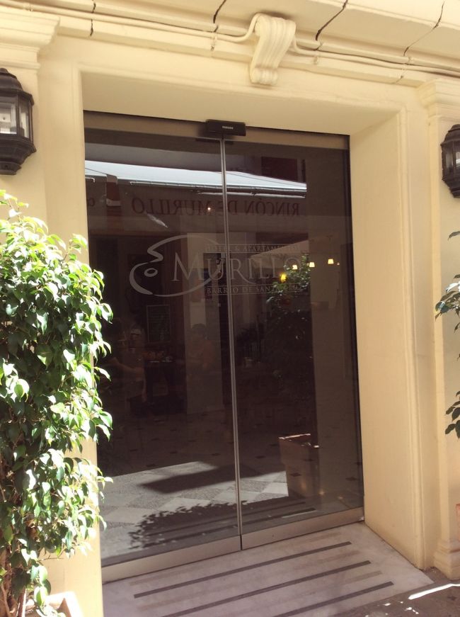 セビリアのホテルMURILLO(ムリーリョ)。サンタルクス街の中にあります。11時35分にサンタフスタ駅に到着。駅からホテルはタクシーで。5.7ユーロくらいでした。