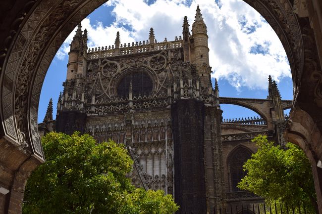 出口から眺めたカテドラルと中庭。