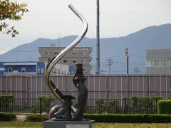 ★JR敦賀駅　銀河鉄道999★

10：34
敦賀駅到着
駅前のロータリーは、工事中でした。
ロータリーにあった銀河鉄道999の銅像。なぜここ敦賀に銀河鉄道999？

1999年敦賀港開港100周年を記念して市のイメージである「科学都市」「港」「駅」と敦賀市の将来像を重ね合わせて「宇宙戦艦ヤマト」の銅像12体、「銀河鉄道999」の銅像18体のモニュメントを敦賀駅から気比神宮までのシンボルロードに設置したそうです。
宇宙戦艦ヤマトも銀河鉄道999も名前くらいしか知らないですが、散策ながらカメラに納めました。

駅に隣接している観光案内所にまち歩きマップがあり、それにモニュメントの位置が全て記載されています。

この銅像は、《星野鉄郎とメーテル》銀河鉄道999
星野鉄郎は、松本零士原作のアニメ銀河鉄道999の主人公の少年。永遠の命に憧れ、機械の体を無料でもらえるという終着駅の星をめざしてメーテルと共に999号で旅をしているメーテルは、星野鉄郎を銀河超特急999号での旅へと導き、共に旅をする謎の美女

よく見ると後ろのの銀の所に銀河超特急が走っていますね☆