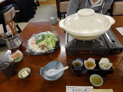 ★ふぐ料理の昼食★

11：05
テーブル席。駅プラン利用の方の部屋っぽかったです。けっこう混んでいる感じでした。
忙しそうでしたが、料理の説明もちゃんとしてくださったのでよかったです。飲み物がくるのが遅かったかな・・・

左上の野菜は、てっちり（ふぐ鍋）の野菜。左にあるのがふぐ白子豆腐。小鉢3つ左からふぐ大葉和え・ふぐゼリー寄せ・ふぐ柑橘みぞれ和え
小鉢の3種は、どれも美味しい。ふぐがこりこりと歯ごたえがあり、味付けもさっぱりとしていてお酒に合います。
白子は苦手なのですが、新鮮だからなのか豆腐に加工しているからなのか臭みもなく美味しくいただけました。
のっけからふぐ尽くしですd(*＾ｖ＾*)b
