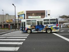 銀河鉄道999のバス

敦賀海陸運輸が運行しているコミュニティバス　「きらめき　きのめ号」

13：30
食事の後は、駅に隣接している敦賀観光案内所でレンタサイクル。自転車で散策です。
普通の自転車と電動自転車とあってそれぞれ利用時間で金額が異なってきます。私たちは、2〜4時間利用で500円/台

最初の目的地は、気比神宮。その道中でモニュメントを撮りながら進みます。
