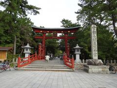 ★気比神宮★

13：50　気比神宮に到着

正面に構える高さ約11ｍの大鳥居は1645年の造営で日本三大木造大鳥居（他に奈良の春日大社と広島の厳島神社）の一つで国の重要文化財に指定されており、芭蕉も訪れています。
太平洋戦争の時に本殿等は焼失しましたが、この鳥居だけは免れました。

市民に「けいさん」の愛称で親しまれる気比神宮は、702年の建立と伝えられています。
