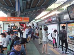 この駅は、大変混んでいました。

というのも１号線は、京釜線・長項線に乗り入れ「新昌」駅に行く列車と、京仁線に乗り入れ「仁川」駅に行く列車があり、ホーム上は大混雑です。


