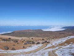 テイデ山登山を諦められず、自力で行けるところまで行ってみることにしました。
この日もロープウェーは動いていませんでした。
他に登山している人は沢山いました。身軽な人、かなり本気な格好をした人まで。
2時間かけて標3000mくらいまで登りましたが、下りてきた人に聞いたことろ、上はアイスバーンでアイゼンがないと難しい、山頂の山小屋を予約していないならこれ以上行かない方がいいと言われ、下山することにしました。
