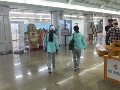 仁川地下鉄１号線「文鶴競技場」駅です。

前を歩くのは、インチョンアジア大会をサポートしているボランティアの学生さんでしょうか。

彼らが着ている水色のシャツには、全て「３６１°」数字のロゴ入りです。