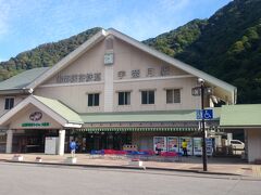 早朝の宇奈月駅。
まだ人は少なめです。