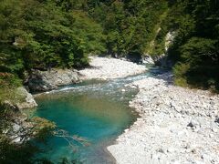 川沿いの遊歩道を進み、猿飛峡を目指します。