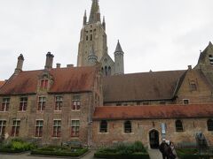 考古学博物館越しの聖母教会