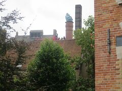 ビール醸造所。観光客が登っています。