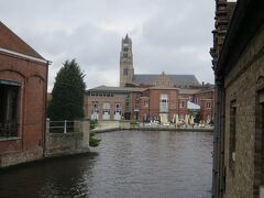 運河越しの救世主大聖堂。