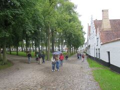 ベギン会修道院(Begijnhof)の敷地へ