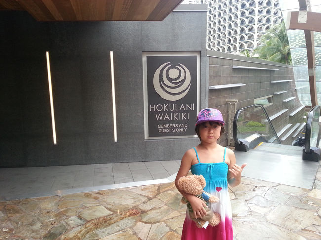 来年もまた来ようね！って。アウラニで買ったダッフィーとエントランスでパチリ。