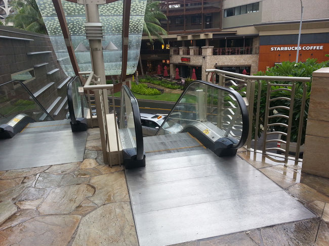 このエスカレーターを下ると、車が用意されていて荷物も積んであるんだろうなー。(>_<)