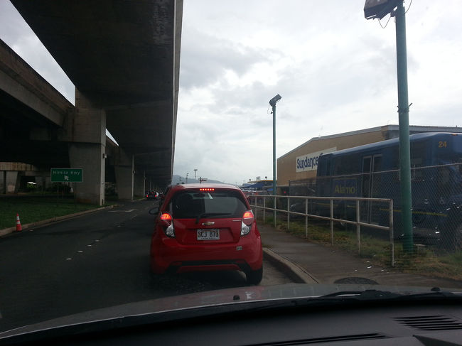 王さまに『また来年来ます。』と、挨拶を終え下道でAPに向かいます。<br />途中、Lagoon Drの突き当たりの駐車場で離陸する航空機を眺めます。(来年は無線機持参で行こう。)<br />ちょっと早いけど車返してAPへ、なんて思ってダラー行ったらの返却長蛇の列！(*_*)