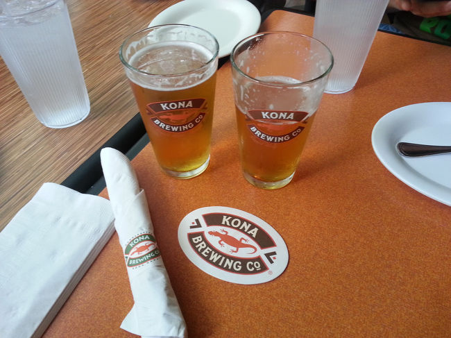 僕と息子はゲートでピーピー鳴ってボディーチェック！<br />(>_<)<br />そして、なんか綿みたいなので足擦られて機械でその綿みたいなのチェックして『OK！』って、何だったんだろう？(^o^)<br /><br />そして呑みますよ！サイコーでーす。<br />\(^o^)／<br />Kona Brewing Company Airport Pub<br /><br /><br />