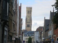 マルクト広場の鐘楼を目指します。