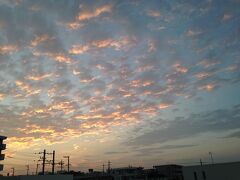 [03:00]
いつも通り、起きる。

[06:00]
本日の日の出は6:14。

外が徐々に明るくなる。
雲の表情が、毎朝異なる。
本日は秋雲っぽい、小雲群。