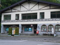 バス停は、層雲峡の郵便局前にあります。